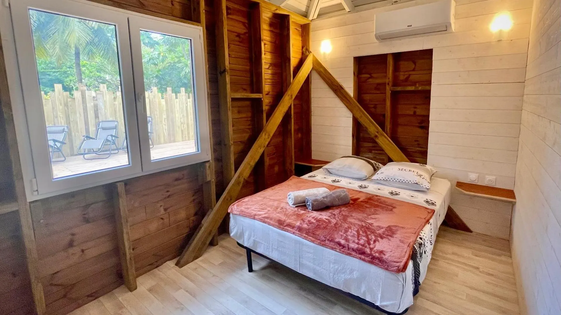 펜션 Bungalow Cosy A Deshaies Avec Piscine